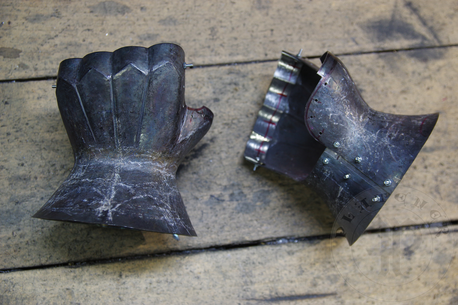 Hourglass gauntlets forged without welding from medium carbon steel, heat hardened and tempered up to 42 HRC. Fingers in articulated construction inspired by finds from Sweden. Brass decoration with roping motive./Rkawice klepsydrowe wykonane bez spawania ze stali redniowglowej, hartowane i odpusczane do 42 HRC. Palce w konstrukcji segmentowej wzorowane na znaleziskach ze Szwecji. Mosine dekoracje z motywem linowym.